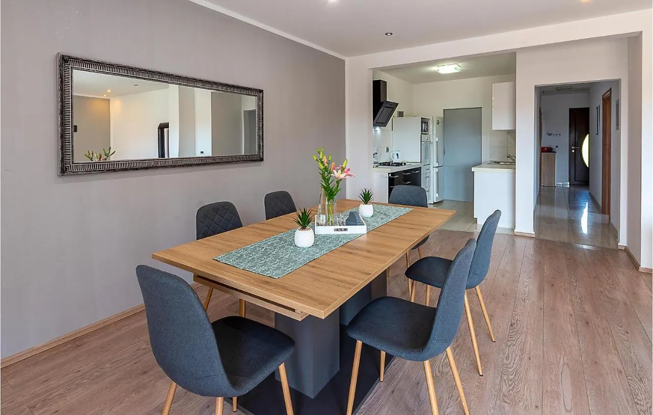 Cozy Apartment In Pula With Kitchen