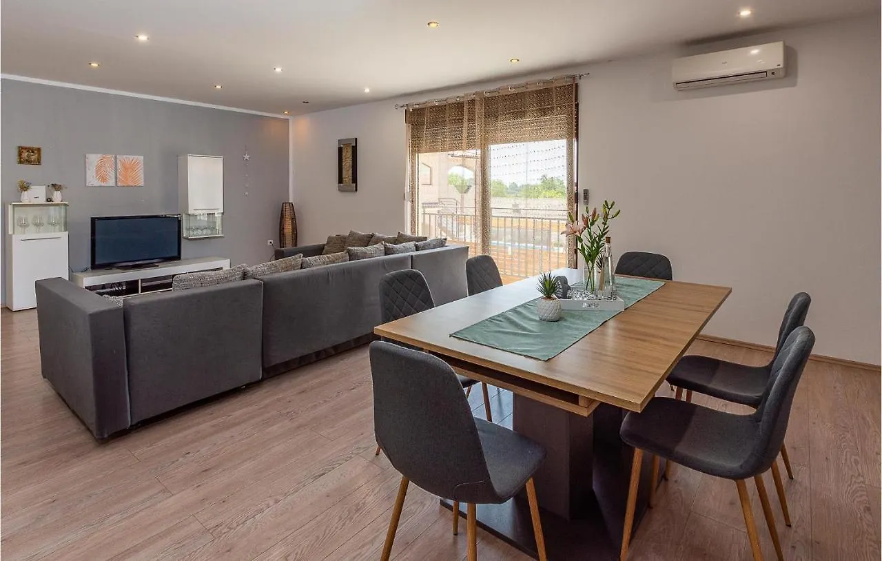 Cozy Apartment In Pula With Kitchen