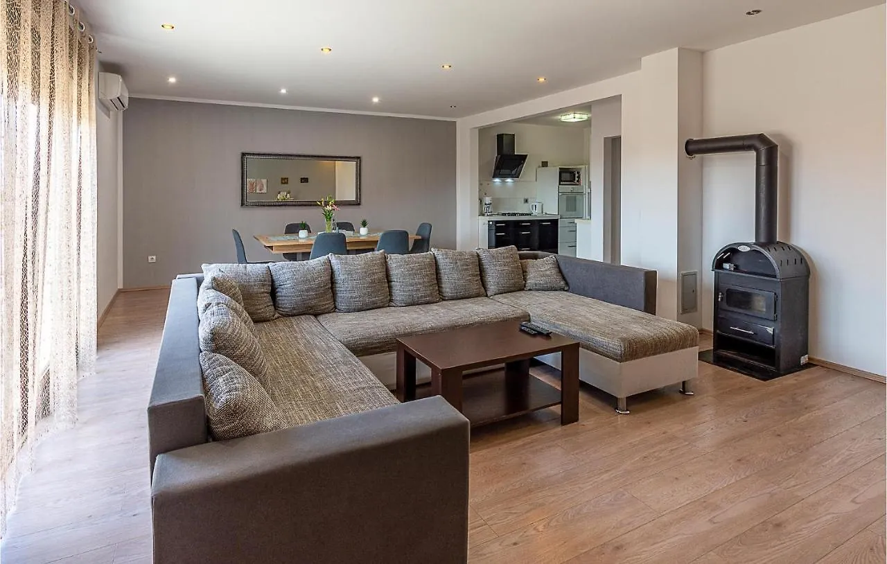 Cozy Apartment In Pula With Kitchen Horvátország
