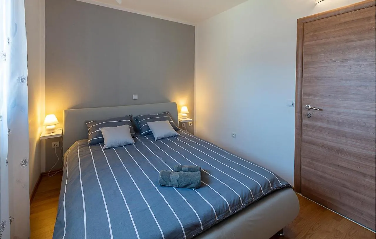 Cozy Apartment In Pula With Kitchen