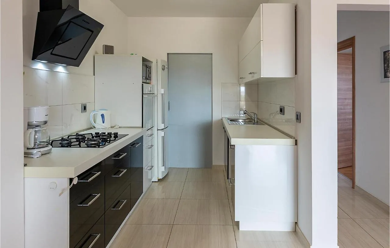 Cozy Apartment In Pula With Kitchen